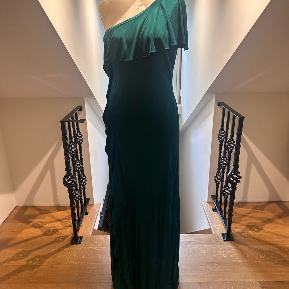 Beautiful Gown - Picture 4 of 6